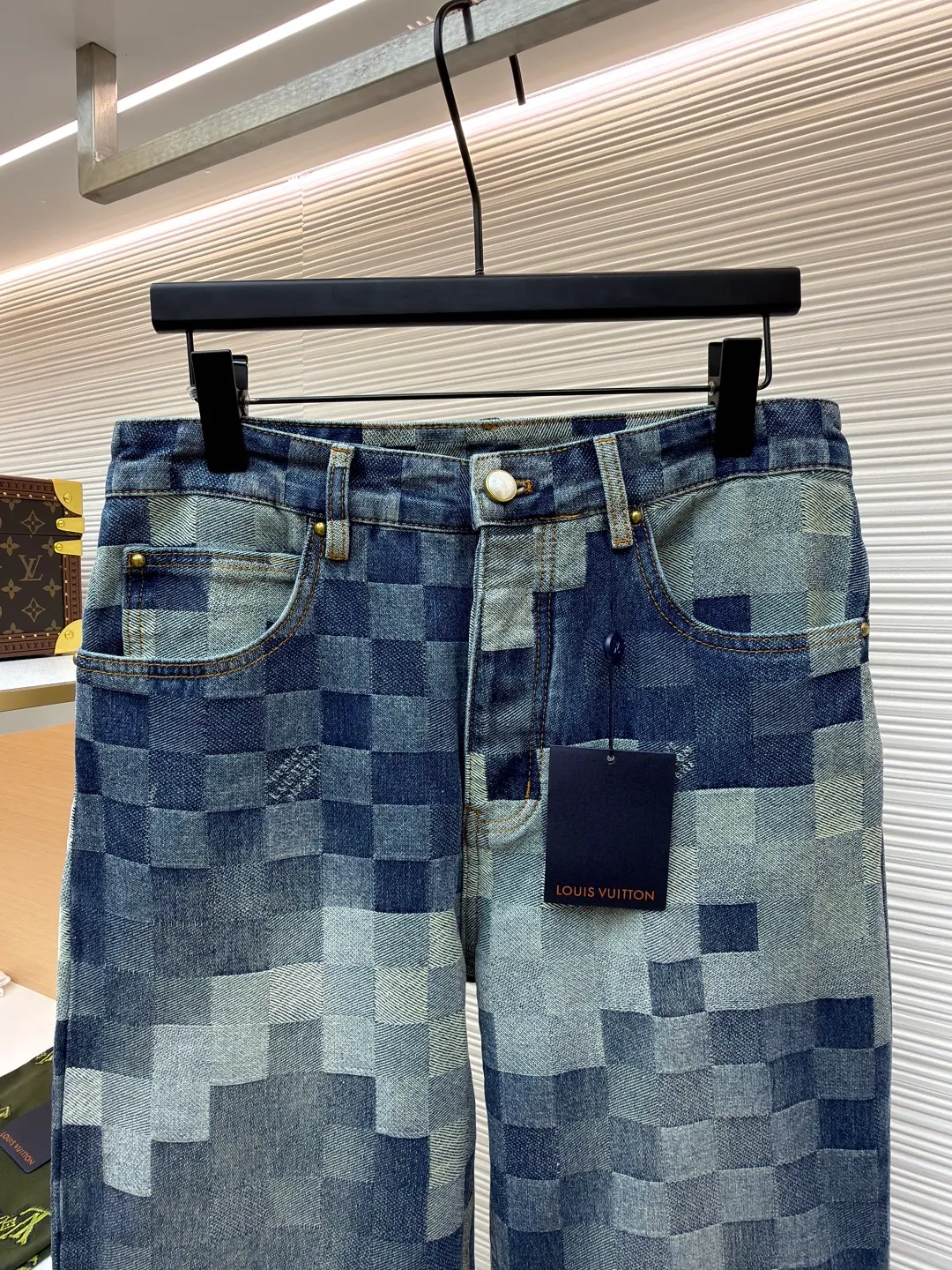 LOUIS VUITTON checkerboard mosaic denim trousers ●Authentic product: 15,000 purchased and developed ●Item number: 1680885-B40 ●Fabric: denim fabric ●Technology: Jacquard technology ●Version: Fitted version ●Size: 30-32-34-36 ●Weight: about 1250g ●Description: Gradient mosaic plaid fabric is developed as it is and the letter jacquard on the denim is restored The minimum order quantity for the pearl hardware laser engraving logo is 6w. The cost of a single pearl button is RMB. The details are processed perfectly. After the garment is ready, the enzyme soaking and washing process is used to make the denim slightly yellowed to show the traces of time. Finally, the buttons are hand-buttoned. Machine equipment cannot be used for buttoning because the button material is pearls. The scrap rate of machine buttoning is 40%. The 13 pearl buttons on the whole body are all hand-buttoned. Unreplicable works of art pay tribute to Fei Dong. The overall wiring is straight and delicate, the fabric is comfortable and soft, and the color is consistent without color difference. It can be matched with the same style to create a fashionable look and control various occasions. Customized accessories, complete with three standards, same style for men and women!